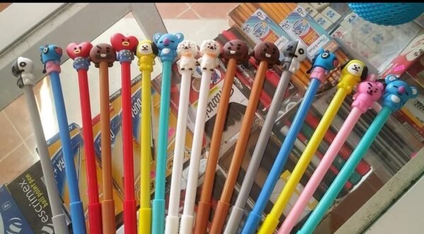 PLUMAS BTS Y PERSONAJES (1BOLSA CON 20 PLUMAS ) - Imagen 9