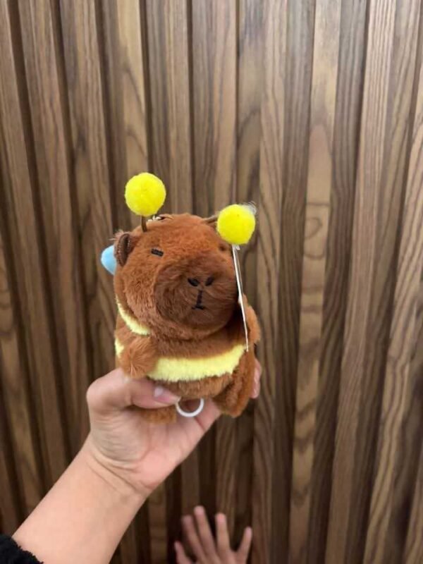 LLCABEJA- LLAVERO CAPIBARA CON TRAJE DE ABEJA Y MOVIMIENTO EN SUS ALAS  (1 PZA) - Imagen 2