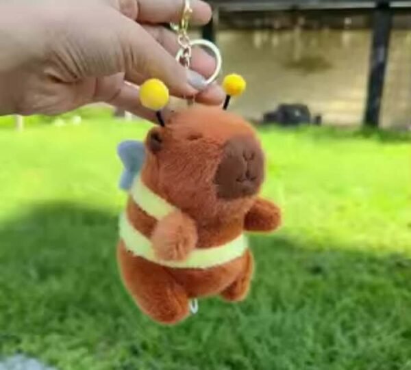 LLCABEJA- LLAVERO CAPIBARA CON TRAJE DE ABEJA Y MOVIMIENTO EN SUS ALAS  (1 PZA)