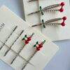 25E-57 - PRENDEDOR PARA CABELLO CHERRY/STRAWBERRY POR DOCENA (12 PIEZAS)