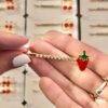 25E-57 - PRENDEDOR PARA CABELLO CHERRY/STRAWBERRY POR DOCENA (12 PIEZAS)