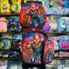 LU9387B - TRIO ESCOLAR DE MOCHILA DE PRIMARIA CON CARRITO X PERSONAJES (1 PZA)
