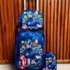 LU9387A - TRIO ESCOLAR DE MOCHILA DE PRIMARIA CON CARRITO X PERSONAJES (1 PZA)
