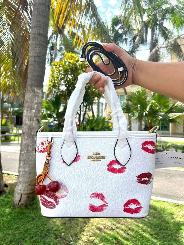 CCL243 - CROSSBODY "COACH" CON LLAVERO DE CEREZA. (1 PZA)
