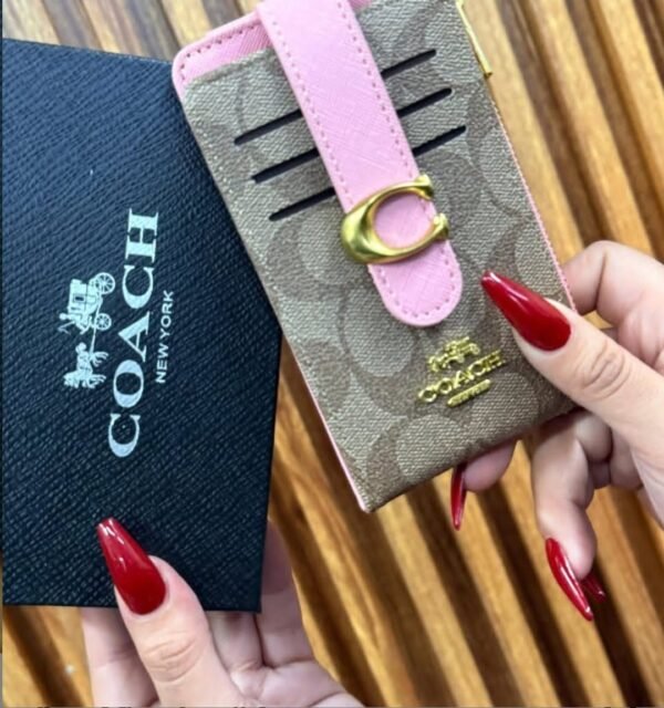 CPC005 - MONEDERO "C" X COACH CON CAJA. (1 PZA)