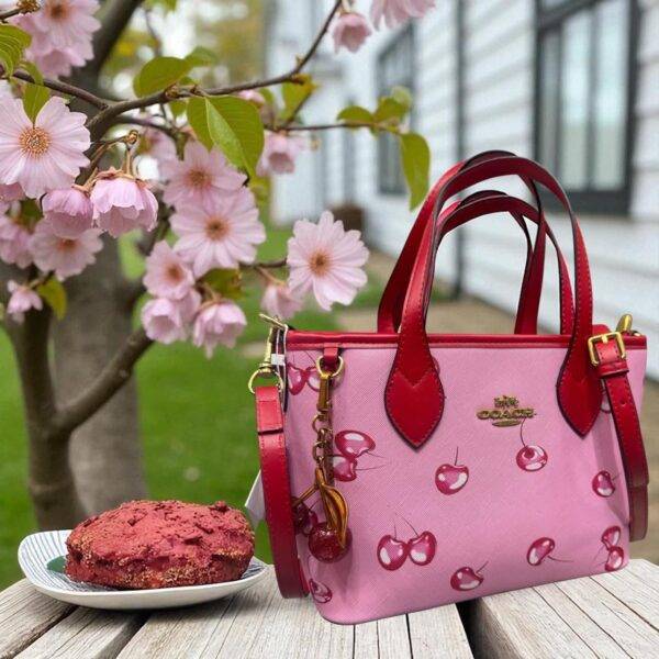 CCL243 - CROSSBODY "COACH" CON LLAVERO DE CEREZA. (1 PZA)