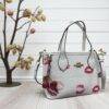 CCL243 - CROSSBODY "COACH" CON LLAVERO DE CEREZA. (1 PZA)
