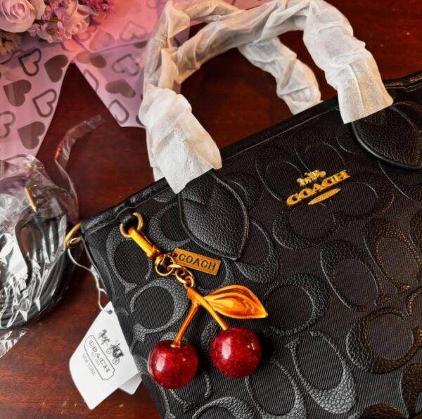 CCL243 - CROSSBODY "COACH" CON LLAVERO DE CEREZA. (1 PZA)