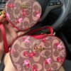 1006- BOLSA DUO "COACH" CORAZÓN CON MUÑEQUERA.  (1 PZA)