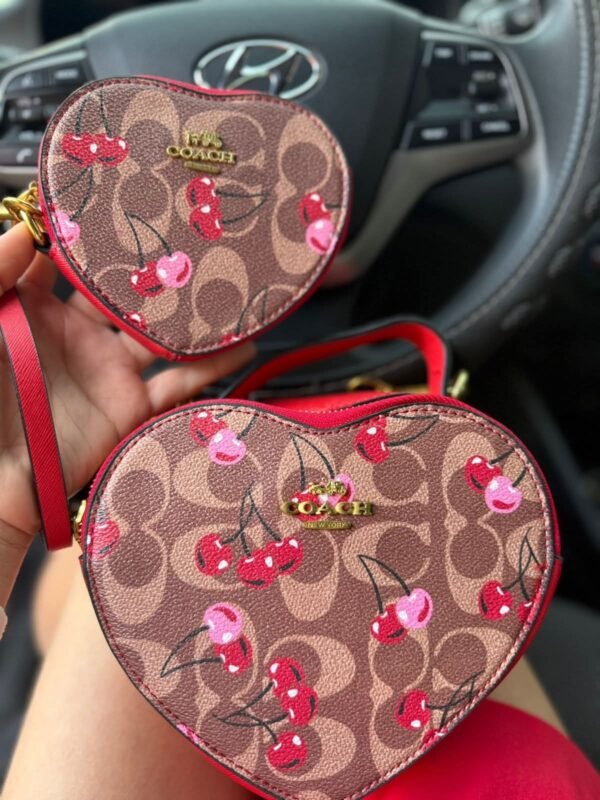 1006- BOLSA DUO "COACH" CORAZÓN CON MUÑEQUERA.  (1 PZA) - Imagen 2