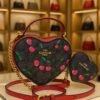 1006- BOLSA DUO "COACH" CORAZÓN CON MUÑEQUERA.  (1 PZA)