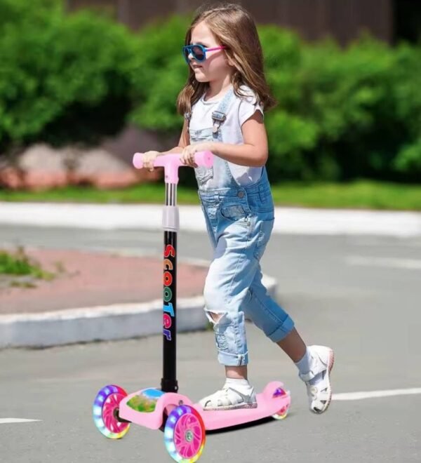 5261A - SCOOTER INFANTIL CON LUZ LED (1 PZA)