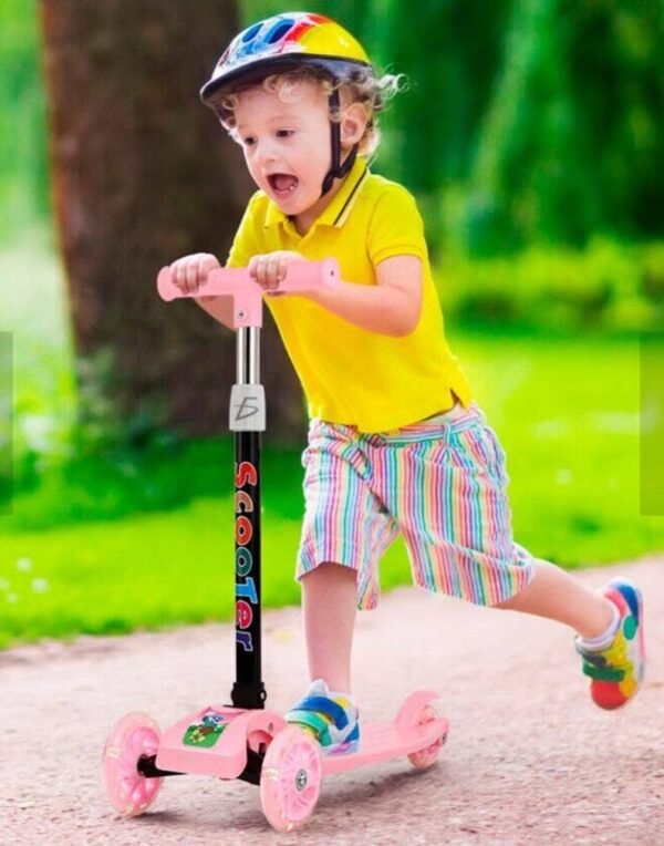 5261A - SCOOTER INFANTIL CON LUZ LED (1 PZA)