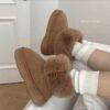 CHLN-06 - BOTA TIPO UGG CON BROCHE PREMIUM (1 PZA)