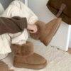 CHLN-06 - BOTA TIPO UGG CON BROCHE PREMIUM (1 PZA)