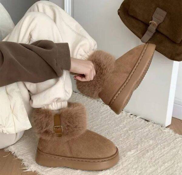 CHLN-06 - BOTA TIPO UGG CON BROCHE PREMIUM (1 PZA)