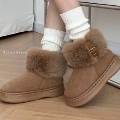 CHLN-06 - BOTA TIPO UGG CON BROCHE PREMIUM (1 PZA)