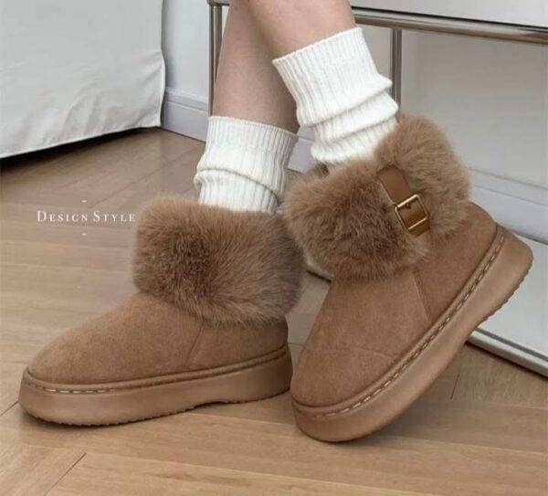 CHLN-06 - BOTA TIPO UGG CON BROCHE PREMIUM (1 PZA)