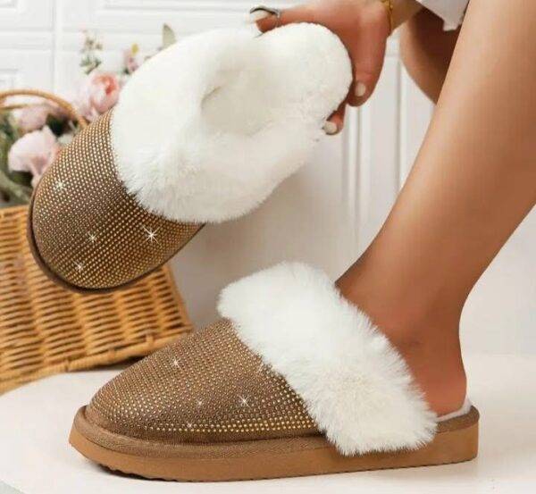 JYD-40 - PANTUFLAS TIPO UGG CON DECORACIÓN DE DIAMANTES (1 PZA)