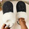 JYD-40 - PANTUFLAS TIPO UGG CON DECORACIÓN DE DIAMANTES (1 PZA)