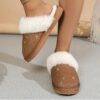 JYD-40 - PANTUFLAS TIPO UGG CON DECORACIÓN DE DIAMANTES (1 PZA)