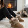 CHLN-06 - BOTA TIPO UGG CON BROCHE PREMIUM (1 PZA)