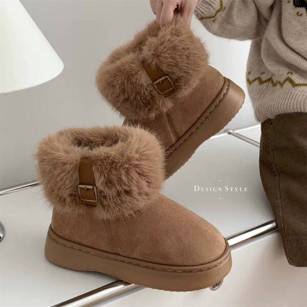 CHLN-06 - BOTA TIPO UGG CON BROCHE PREMIUM (1 PZA)