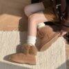 CHLN-06 - BOTA TIPO UGG CON BROCHE PREMIUM (1 PZA)