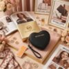 771-03-26 - MUÑEQUERA EN FORMA DE CORAZON x "MARCAS" CON CAJA (1 PZA)
