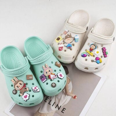 JS821 - CROCS X "LABUBU y CAPIBARA" CON PINES (1 PZA)