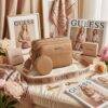 P29-2 - CROSSBODY CON DOBLE CIERRE Y MONEDERO x "GUESS" (1 PZA)