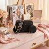 P29-2 - CROSSBODY CON DOBLE CIERRE Y MONEDERO x "GUESS" (1 PZA)