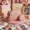P29-2 - CROSSBODY CON DOBLE CIERRE Y MONEDERO x "GUESS" (1 PZA)