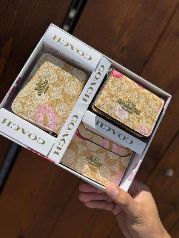 WhatsApp Image 2026-03-16 at 2.53.03 PM (2) 270512 - SET DE MINI BOLSO CON MONEDERO Y TARJETERO x "COACH" CON CAJA (1 PZA)