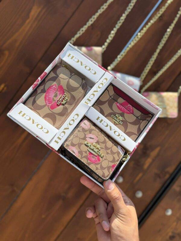WhatsApp Image 2026-03-16 at 2.53.03 PM 270512 - SET DE MINI BOLSO CON MONEDERO Y TARJETERO x "COACH" CON CAJA (1 PZA)