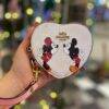 WXL-1149 - MONEDERO EN FORMA DE CORAZON DE PERSONAJES x "COACH" CON CAJA (1 PZA)