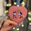 WXL-1149 - MONEDERO EN FORMA DE CORAZON DE PERSONAJES x "COACH" CON CAJA (1 PZA)