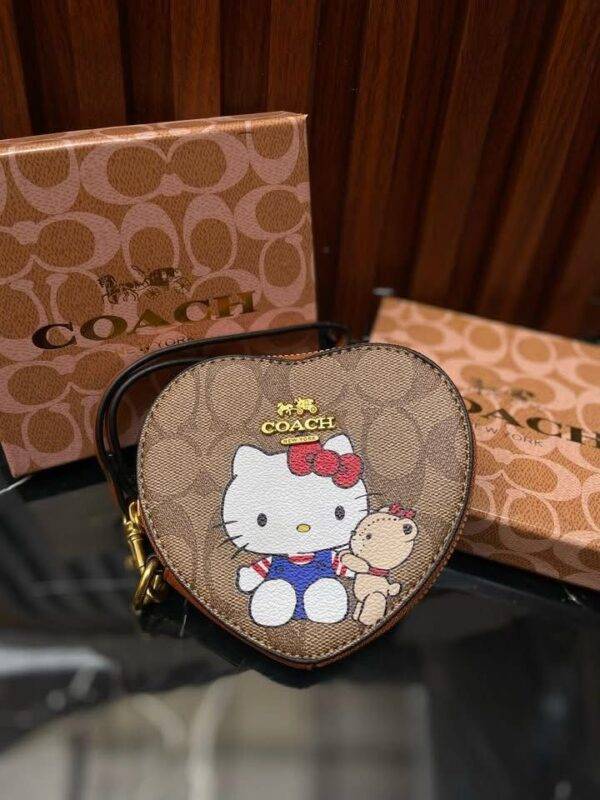 WXL-1149 - MONEDERO EN FORMA DE CORAZON DE PERSONAJES x "COACH" CON CAJA (1 PZA)