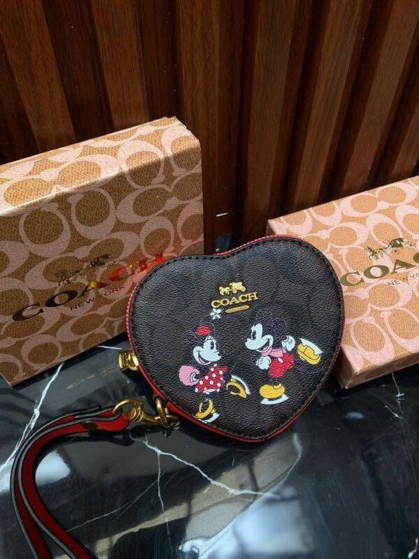 WXL-1149 - MONEDERO EN FORMA DE CORAZON DE PERSONAJES x "COACH" CON CAJA (1 PZA)