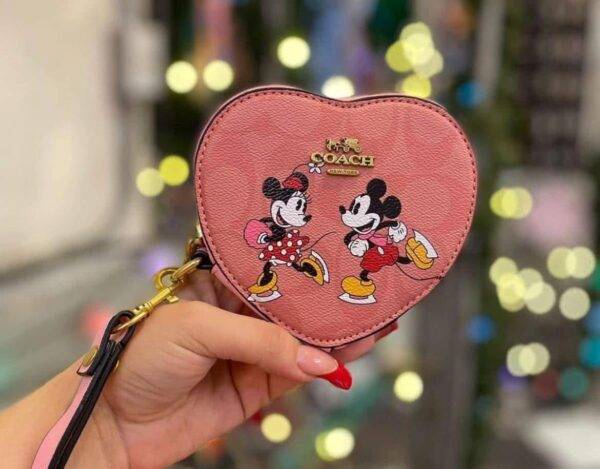 WXL-1149 - MONEDERO EN FORMA DE CORAZON DE PERSONAJES x "COACH" CON CAJA (1 PZA)