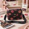 0376 - CROSSBODY PREMIUM "SNOOPY, CHERRY y LIPS" x "COACH" (1 PZA)