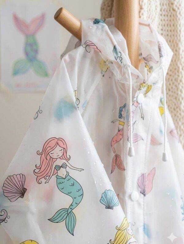 WhatsApp Image 2026-05-14 at 1.32.51 PM TH-1013 - IMPERMEABLE "KIDS" CON DISEÑO KAWAII "EVA" POR TERCIA (3 PIEZAS)