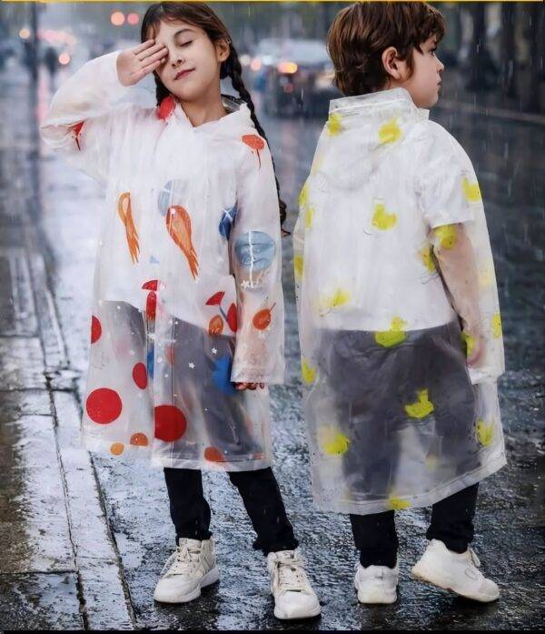 WhatsApp Image 2026-05-14 at 1.36.03 PM TH-1013 - IMPERMEABLE "KIDS" CON DISEÑO KAWAII "EVA" POR TERCIA (3 PIEZAS)