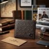 WXL-1060 - CARTERA CON TEXTURA x "COACH" PARA CABALLERO CON CAJA (1 PZA)