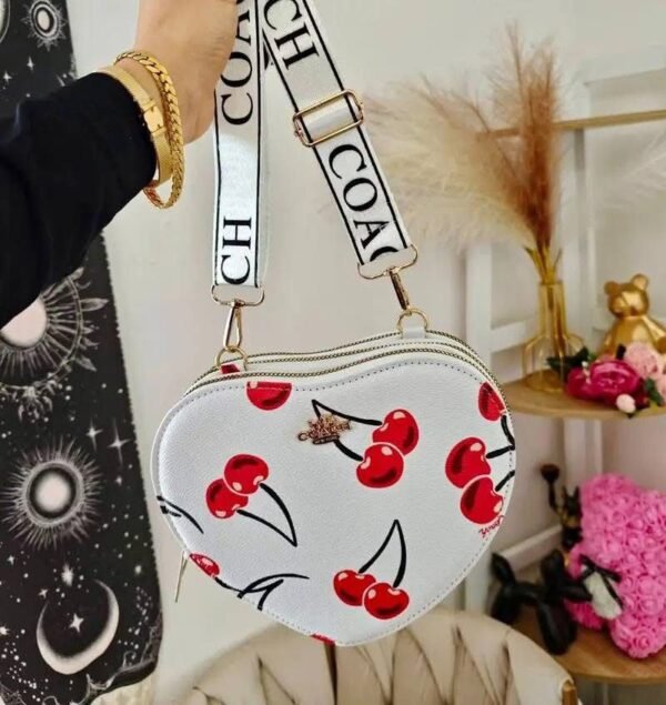 WY-0363Q - CROSSBODY EN FORMA DE CORAZON CON 3 CIERRES x "COACH" (1 PZA)
