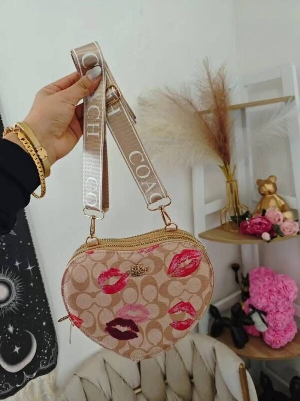 WY-0363Q - CROSSBODY EN FORMA DE CORAZON CON 3 CIERRES x "COACH" (1 PZA)