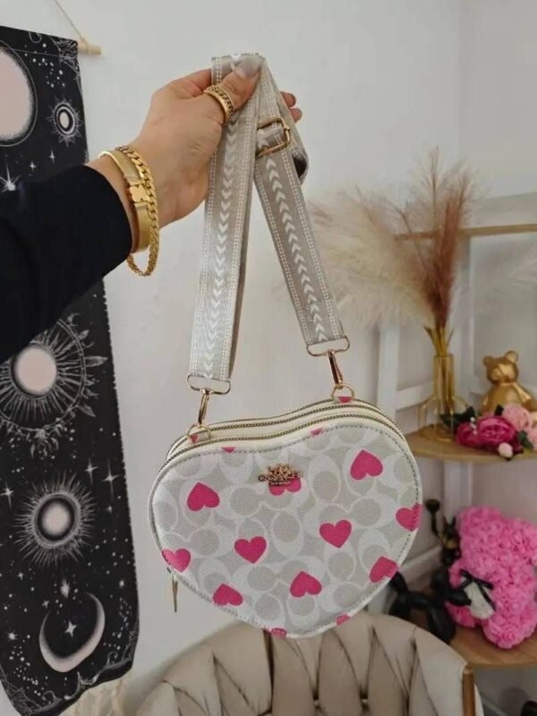 WY-0363Q - CROSSBODY EN FORMA DE CORAZON CON 3 CIERRES x "COACH" (1 PZA)