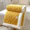 MTS3083 - SET DE FRAZADA ABORREGADA CON FUNDAS PARA ALMOHADAS (1 SET)