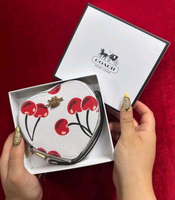 WXL-1063 - MONEDERO EN FORMA DE CORAZON x "COACH" CON CAJA (1 PZA)