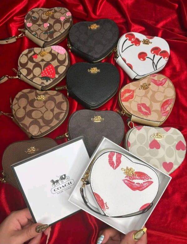 WXL-1063 - MONEDERO EN FORMA DE CORAZON x "COACH" CON CAJA (1 PZA)